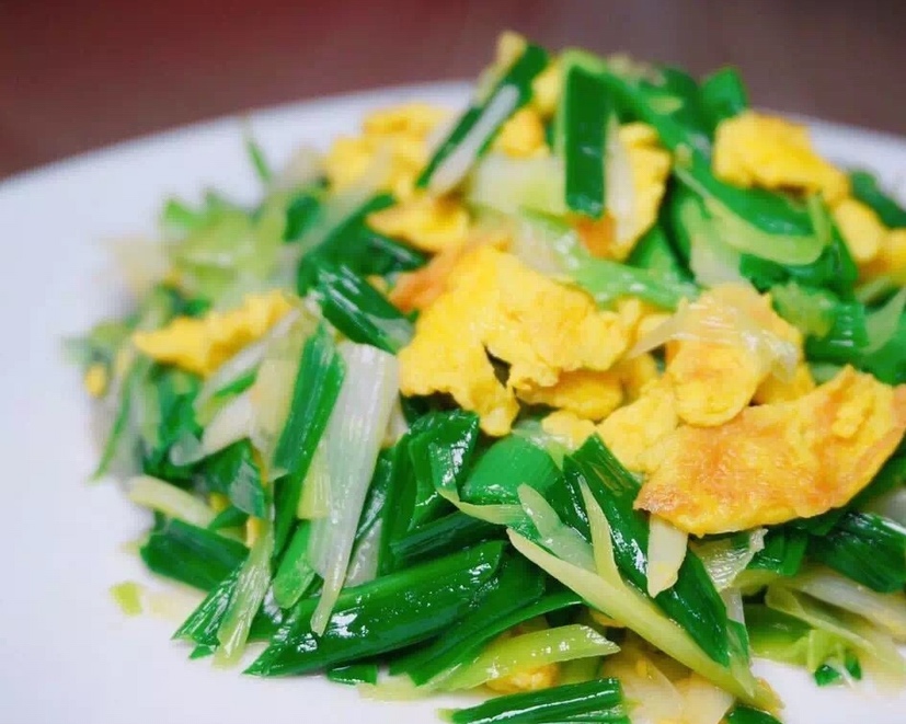 大蒜叶炒土鸡蛋-简单易做又好吃的素菜，快点来！