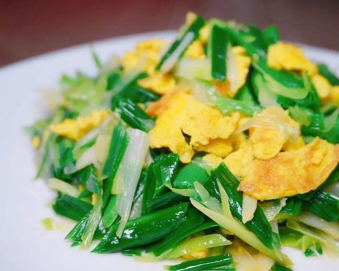 大蒜叶炒土鸡蛋-简单易做又好吃的素菜，快点来！的做法