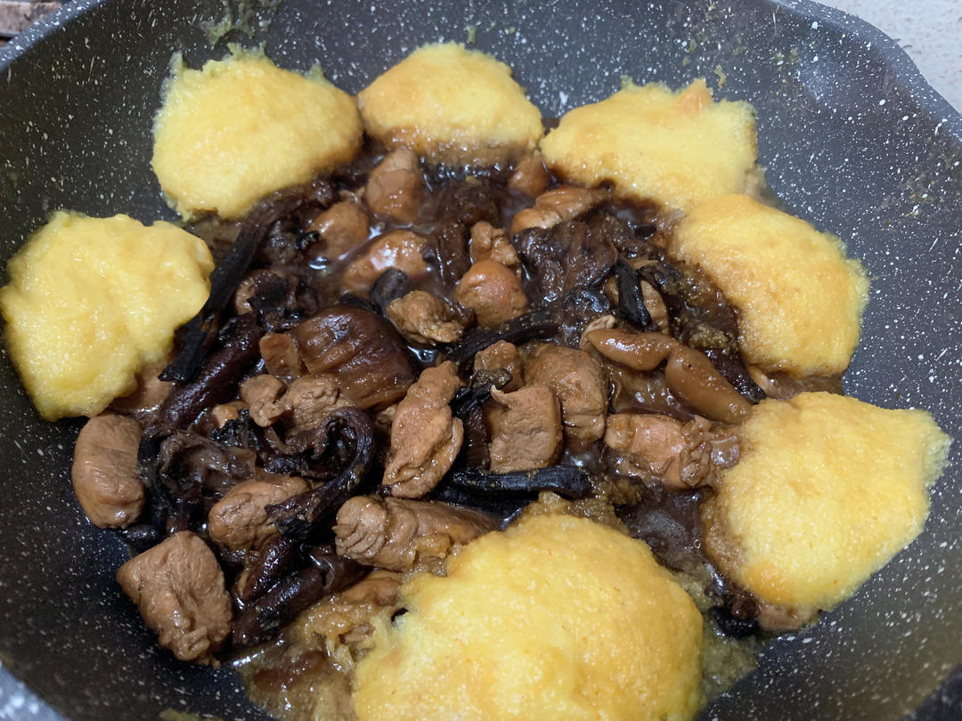 铁锅炖鸡贴饼子