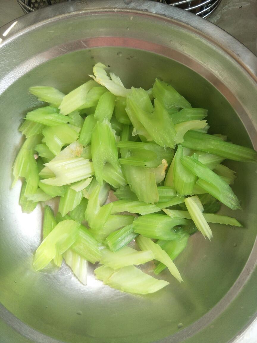 低钾的芹菜炒豆制品的做法 步骤1