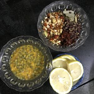 百香果柠檬藿香鲫鱼的做法 步骤2