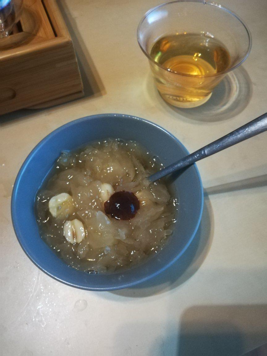 银耳莲子羹～出胶有妙招