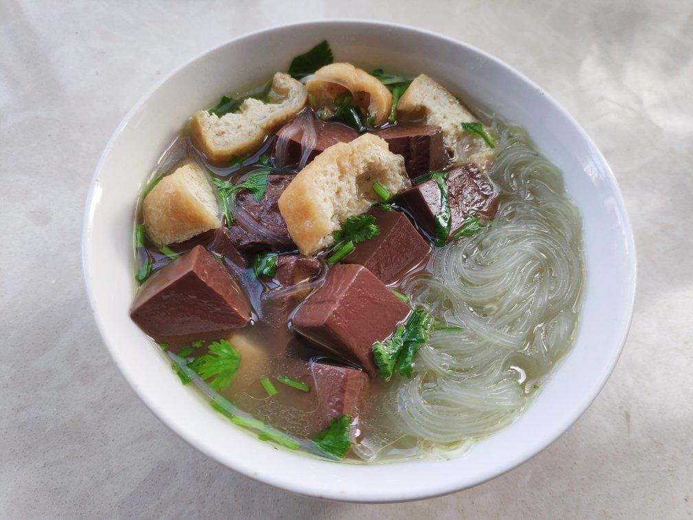 青飞的饭做的鸭血粉丝汤简易版