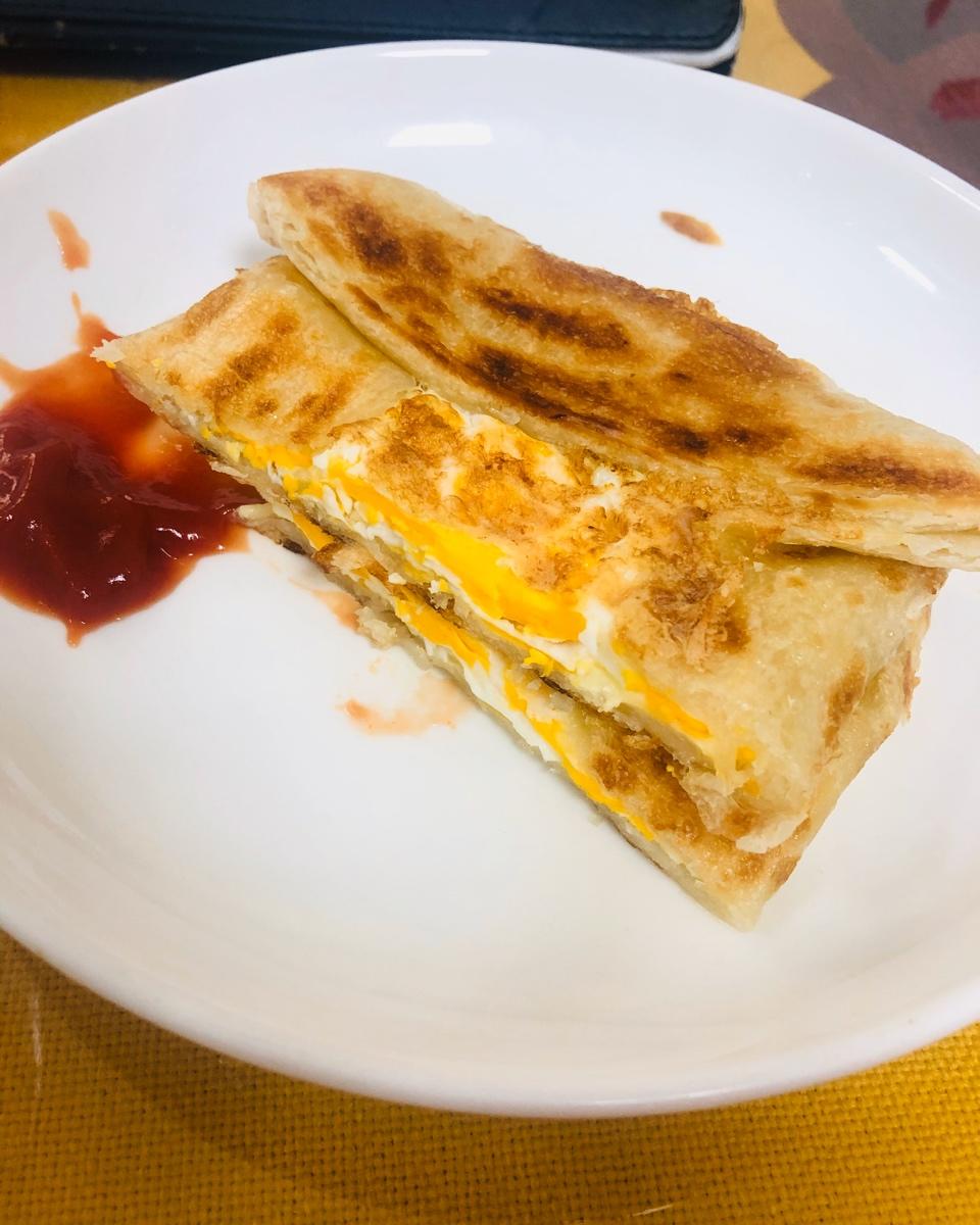 5分钟就能搞定的手抓饼早餐，酥到掉渣～