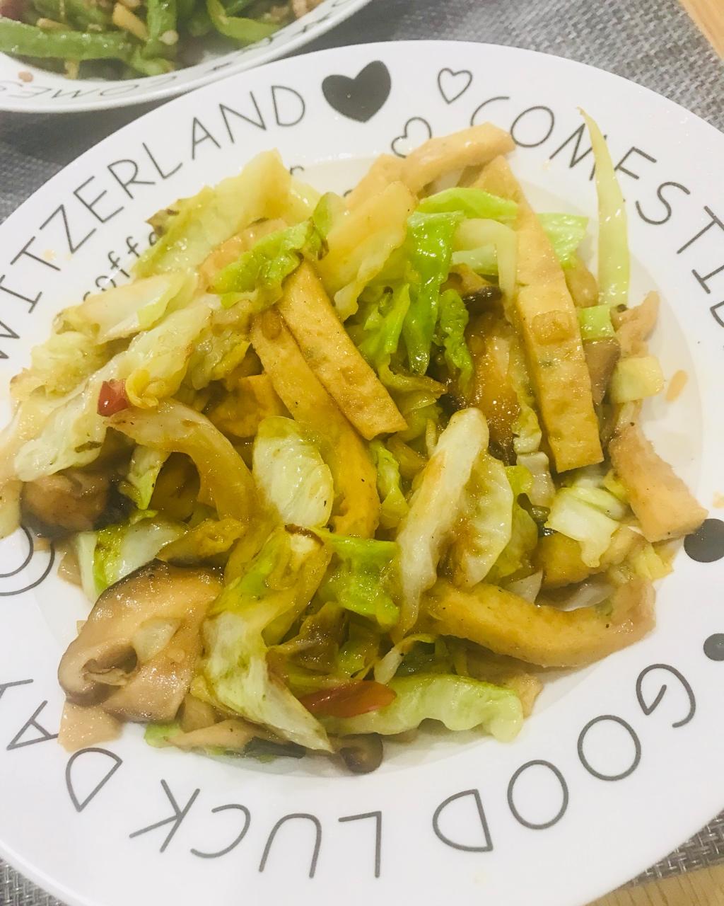 鱼饼炒卷心菜