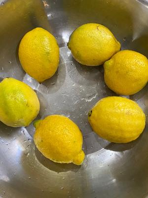 百香果柠檬蜂蜜水的做法 步骤2