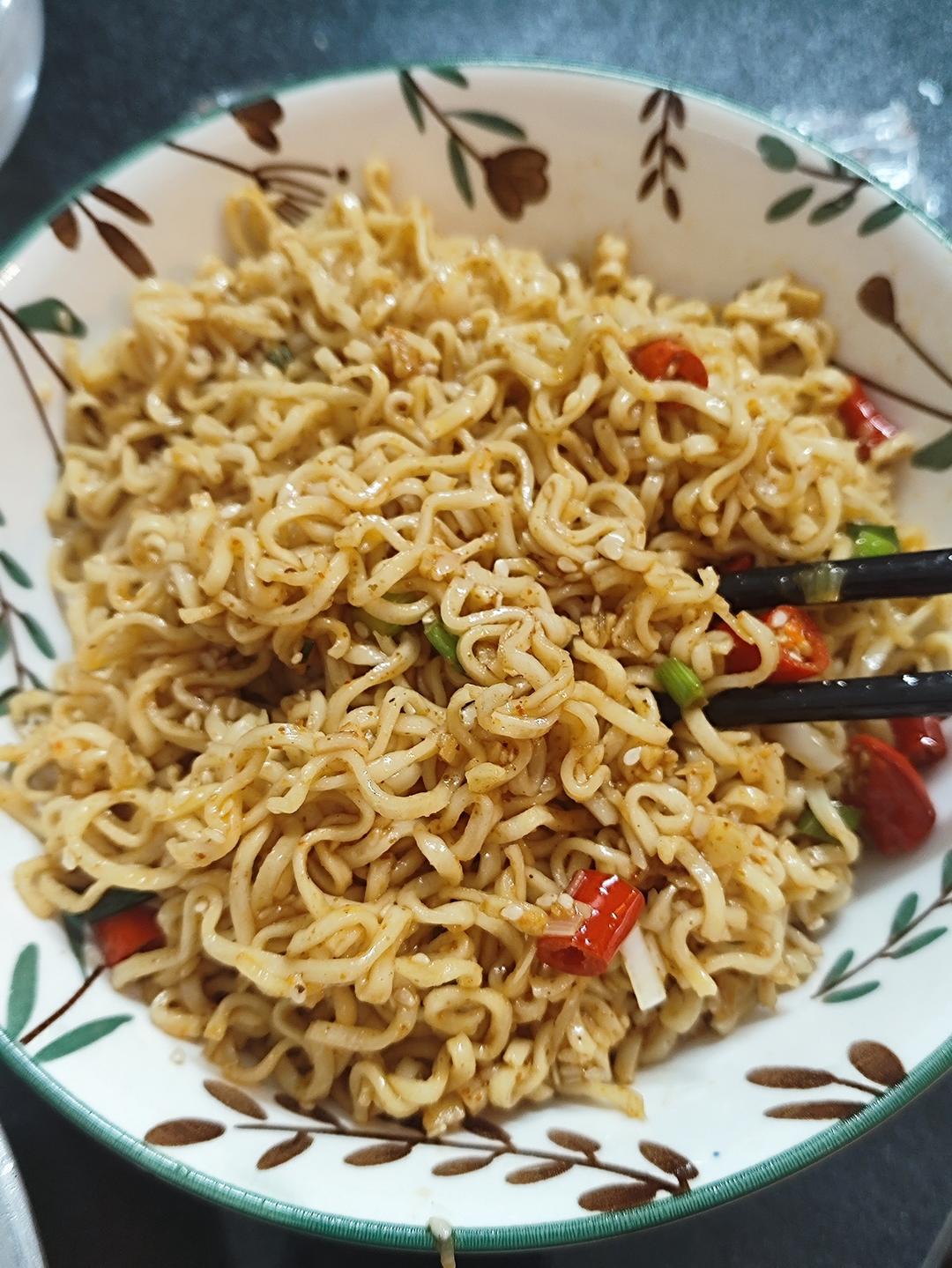 好吃到舔盘子的酸辣凉拌方便面～