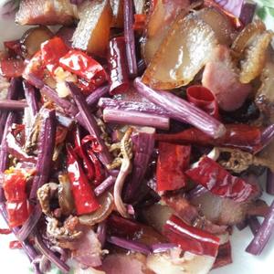 熏肉炒蕨菜的做法 步骤3