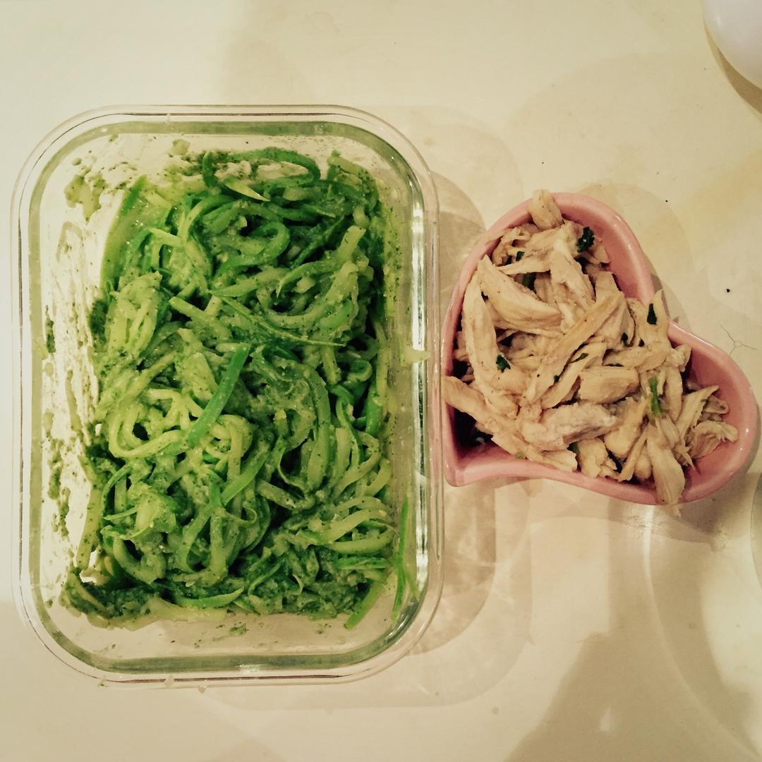 【健康三餐】菠菜牛油果青酱西葫芦面条