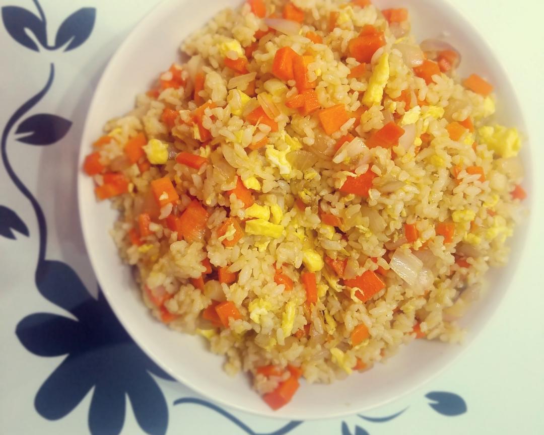 胡萝卜洋葱蛋炒饭