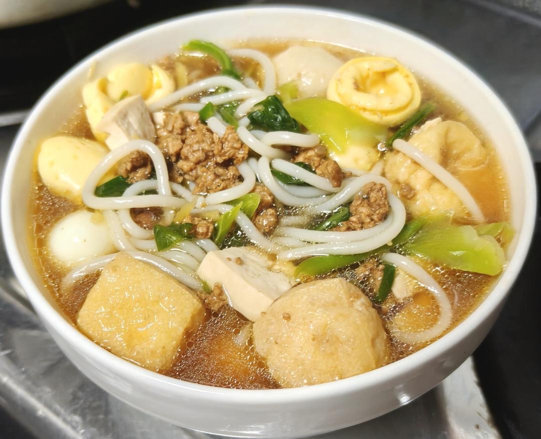 《粉面小吃》泡椒牛肉米粉