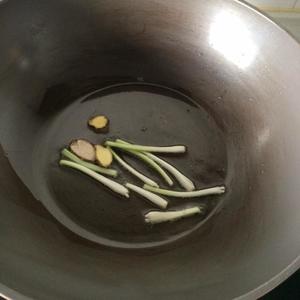 汪刺鱼菌菇汤的做法 步骤2