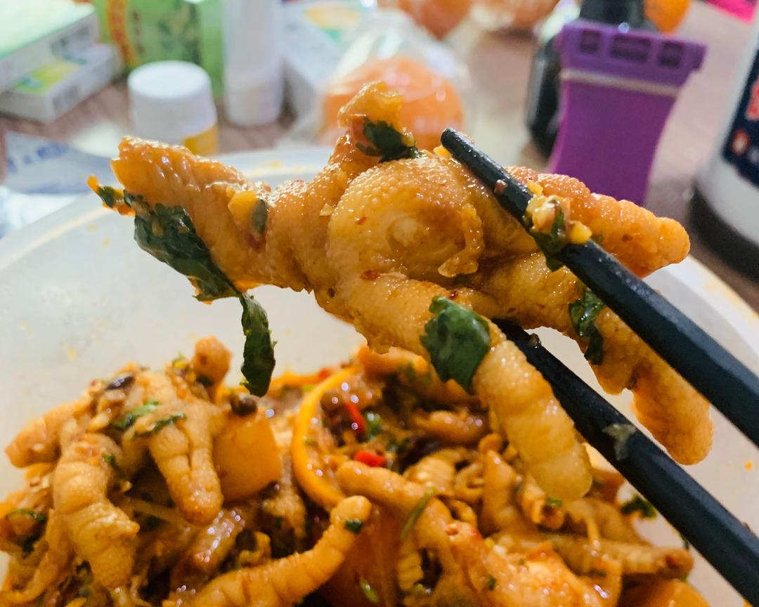 不吐骨头的  酸辣无骨鸡爪的做法