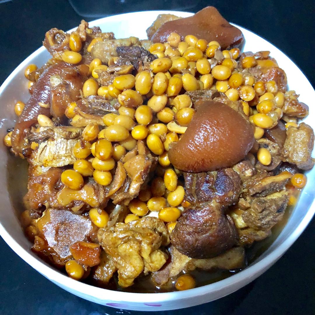 美味的黄豆炖猪蹄