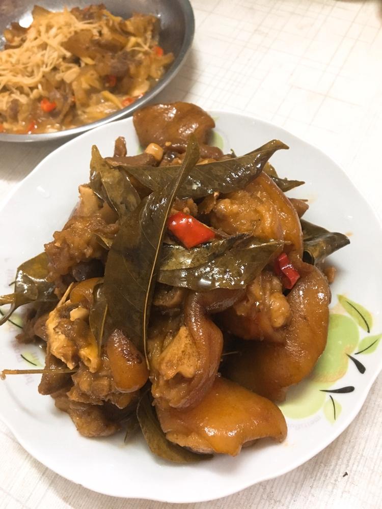 山黄皮（鸡皮果）炖酸辣猪脚的做法
