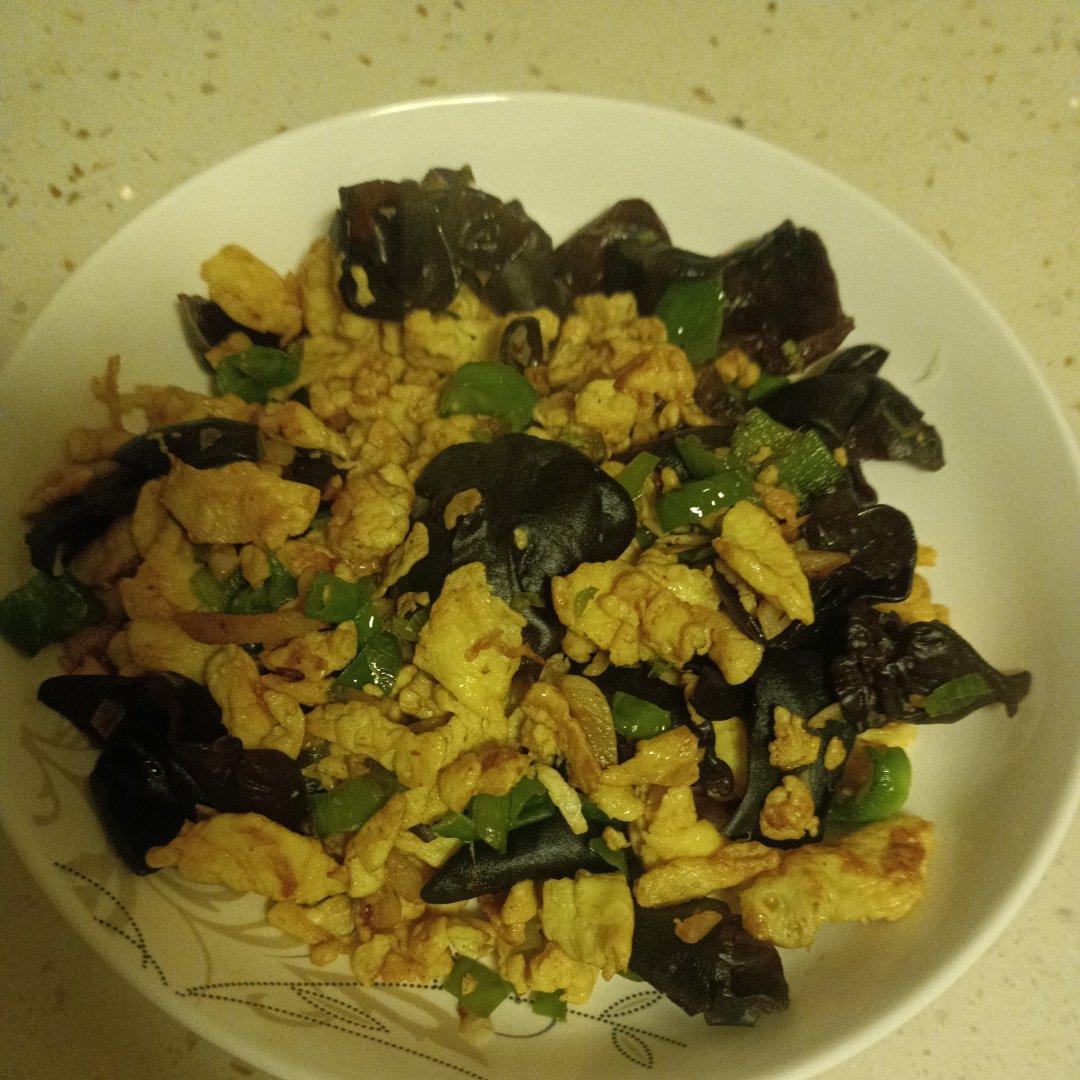 黑木耳青椒炒鸡蛋（营养又下饭）