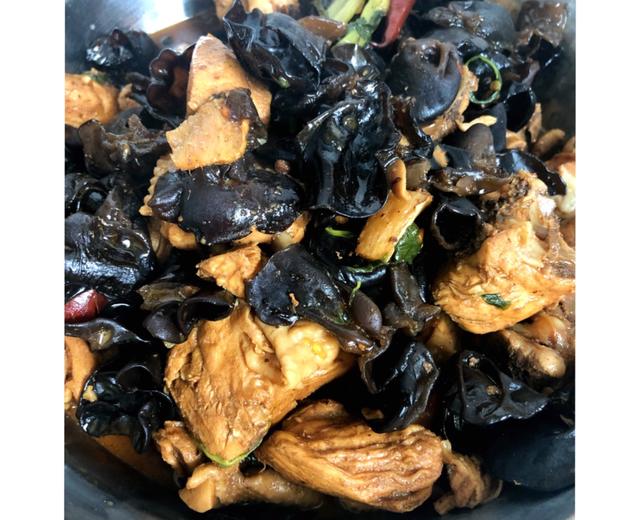 木耳焖鸡的做法