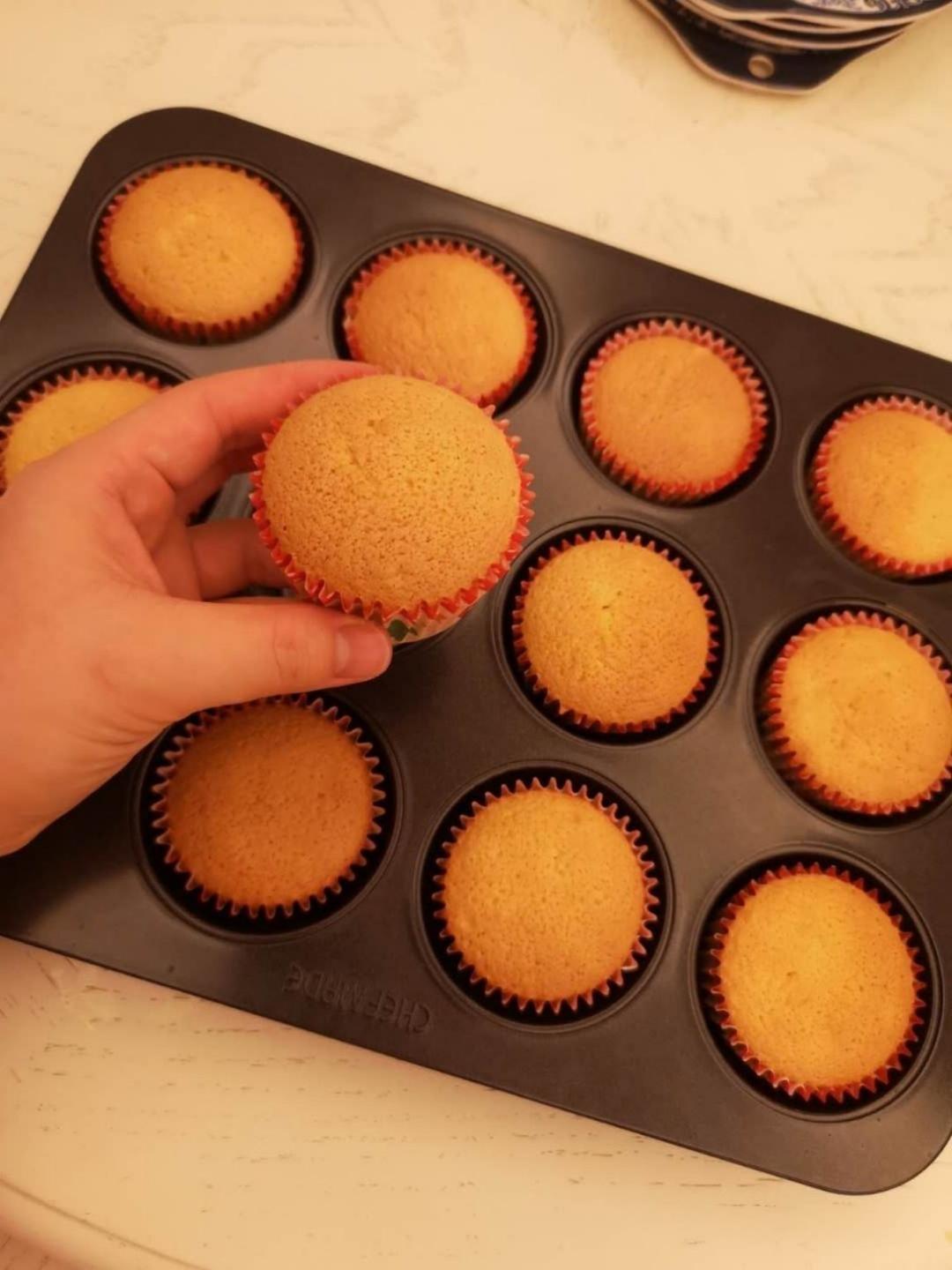 原味海绵纸杯蛋糕（非常适合裱花、盖糖皮的cupcake方子）