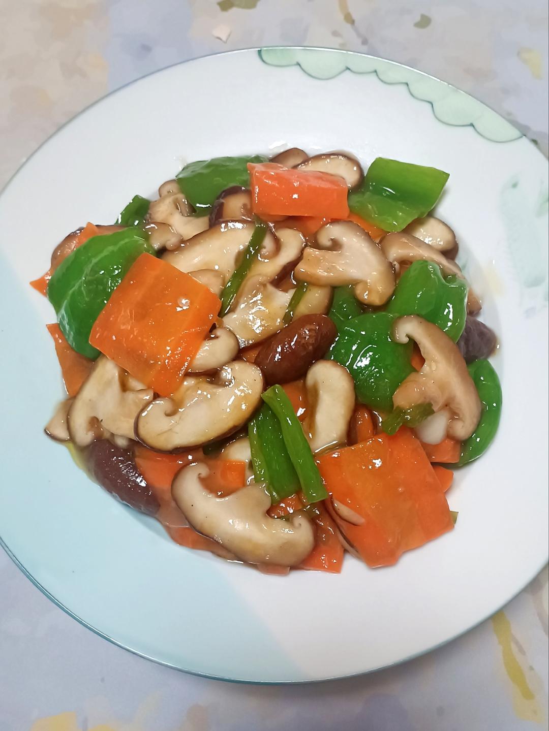 青椒胡萝卜炒香菇