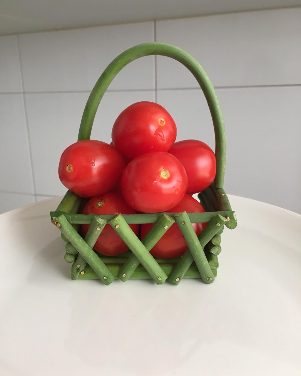 奥宝贝做的蔬菜盘饰拼盘摆盘(蒜苔小花篮)