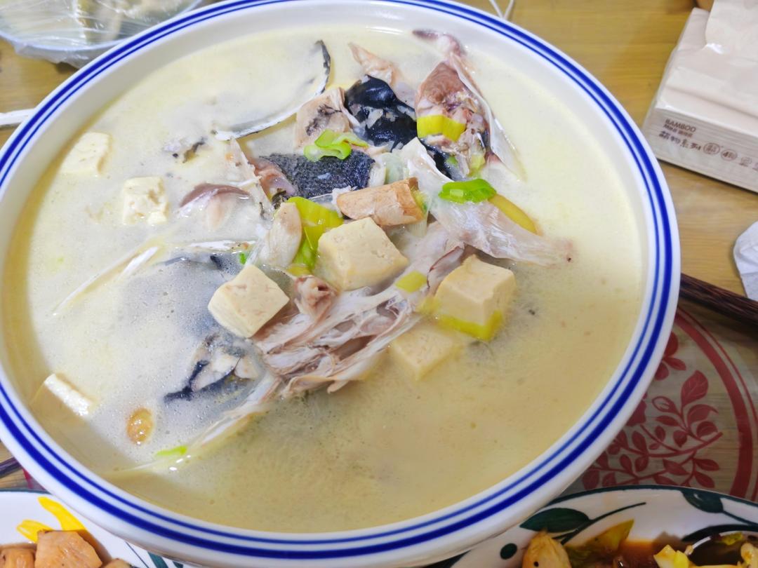 鱼头汤（鱼头豆腐时蔬汤、味鲜汤白有窍门)