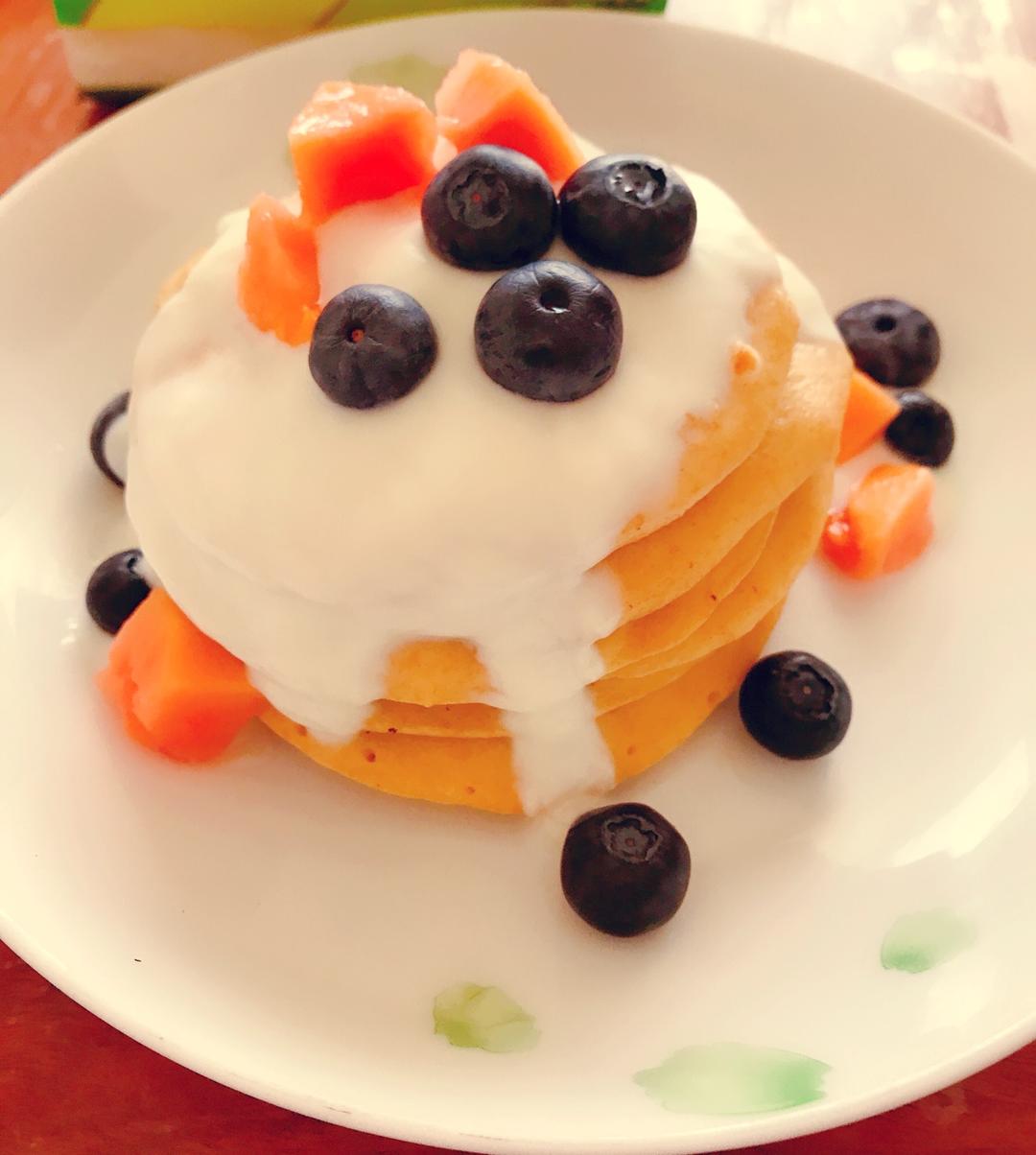 【酸奶松饼yogurt pancake】，搭上黑莓果酱和枫糖的美味。