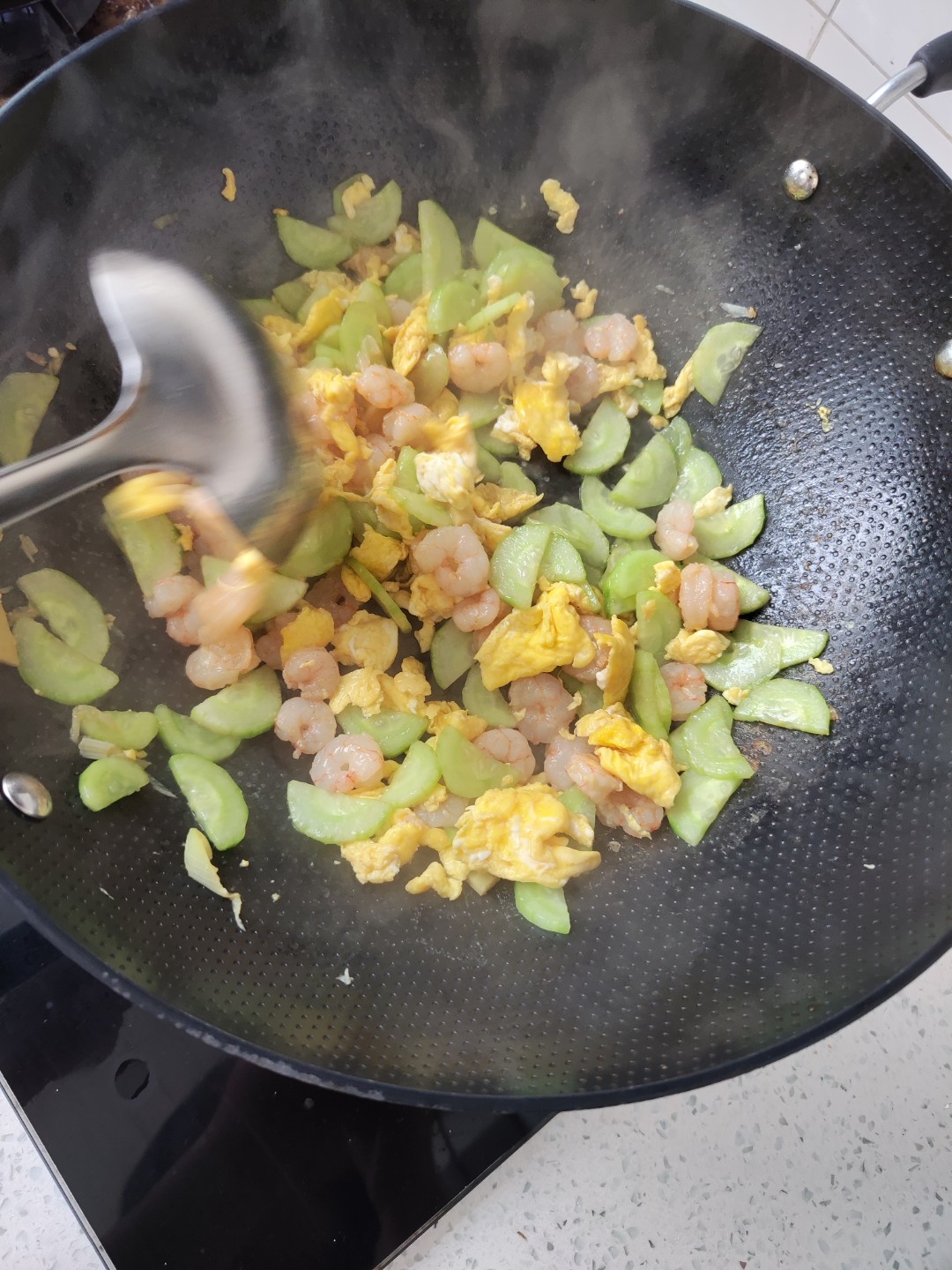 简单易做的鸡蛋黄瓜炒虾仁的做法