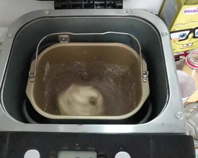 含超详细面包机出膜方法！一次发酵！普通面包机做层层拉丝的纯蜂蜜奶香超软手撕吐司的做法 步骤11