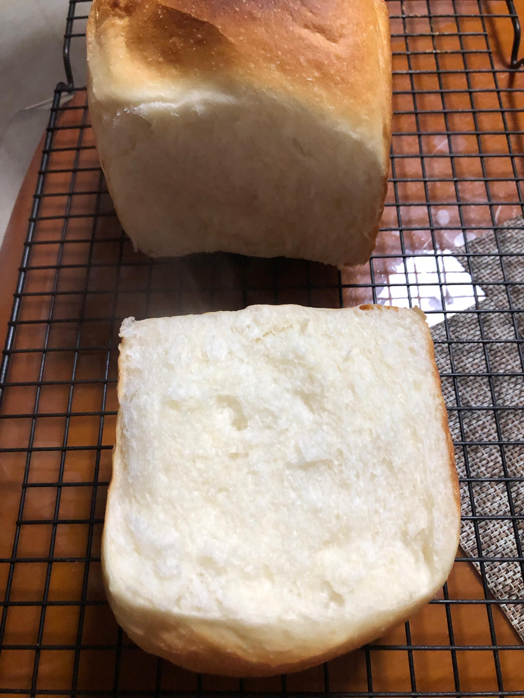 做一次就成功的牛奶吐司面包（手和面揉出手套膜）最后附全麦吐司