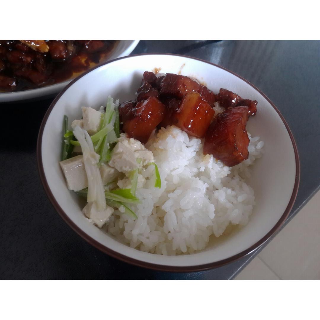 吃着碗里望着锅里的红烧肉