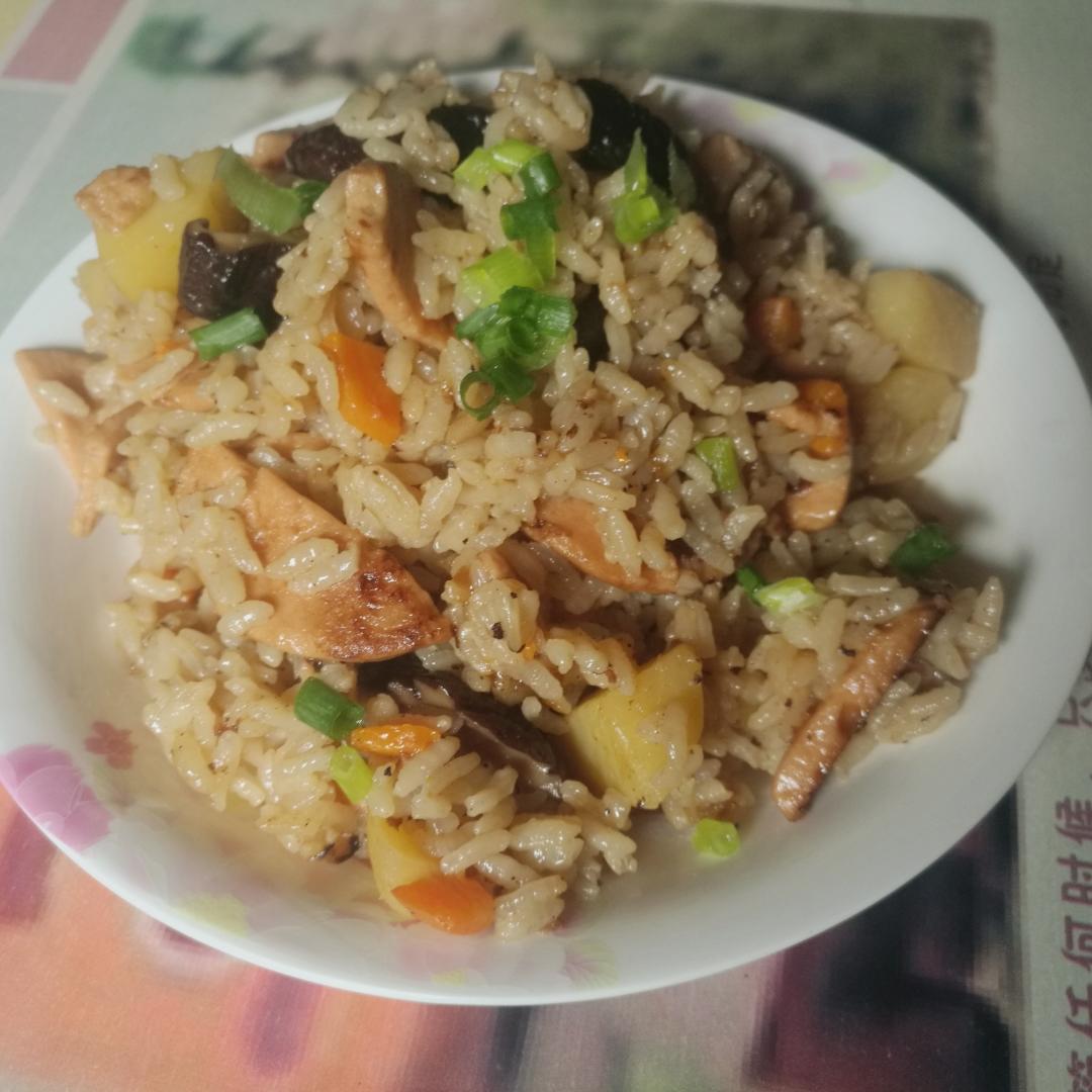 香菇腊肠土豆焖饭