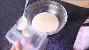 懒蛋蛋布丁 香蕉牛奶布丁 妈妈宝贝食谱的做法 步骤4