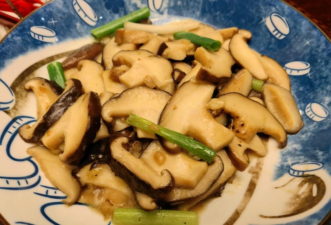 分享一个香菇好吃的做法，不用烧鸡不用炖汤，简单炒一炒，真香