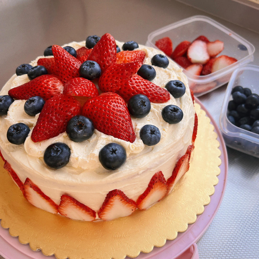 新手必成8寸生日蛋糕（详细多图干货经验分享，解决戚风蛋糕塌陷，奶油饰面涂不好，烤箱温度不好掌握等各种问题）