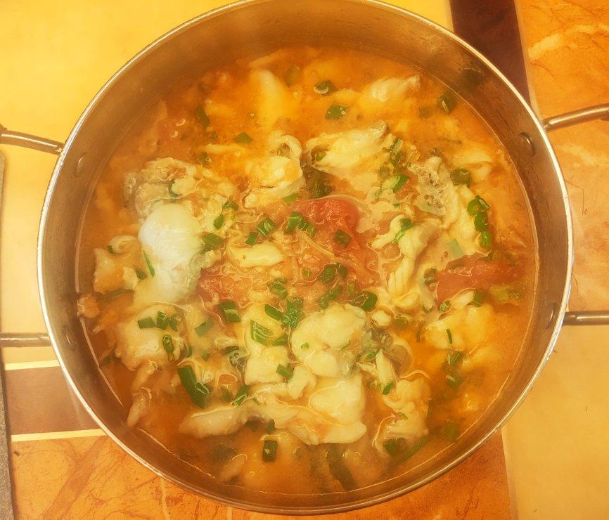 厨师长教你：“番茄鲈鱼”的家常做法，味道很赞，很适合老人孩子