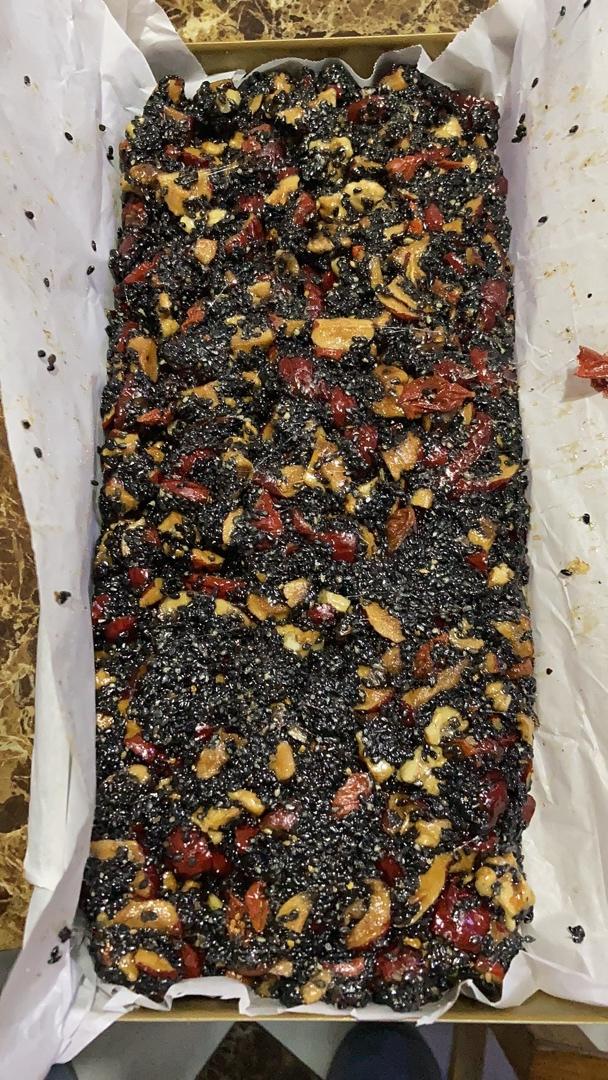 苹果昕妈做的黑芝麻红枣枸杞核桃糕