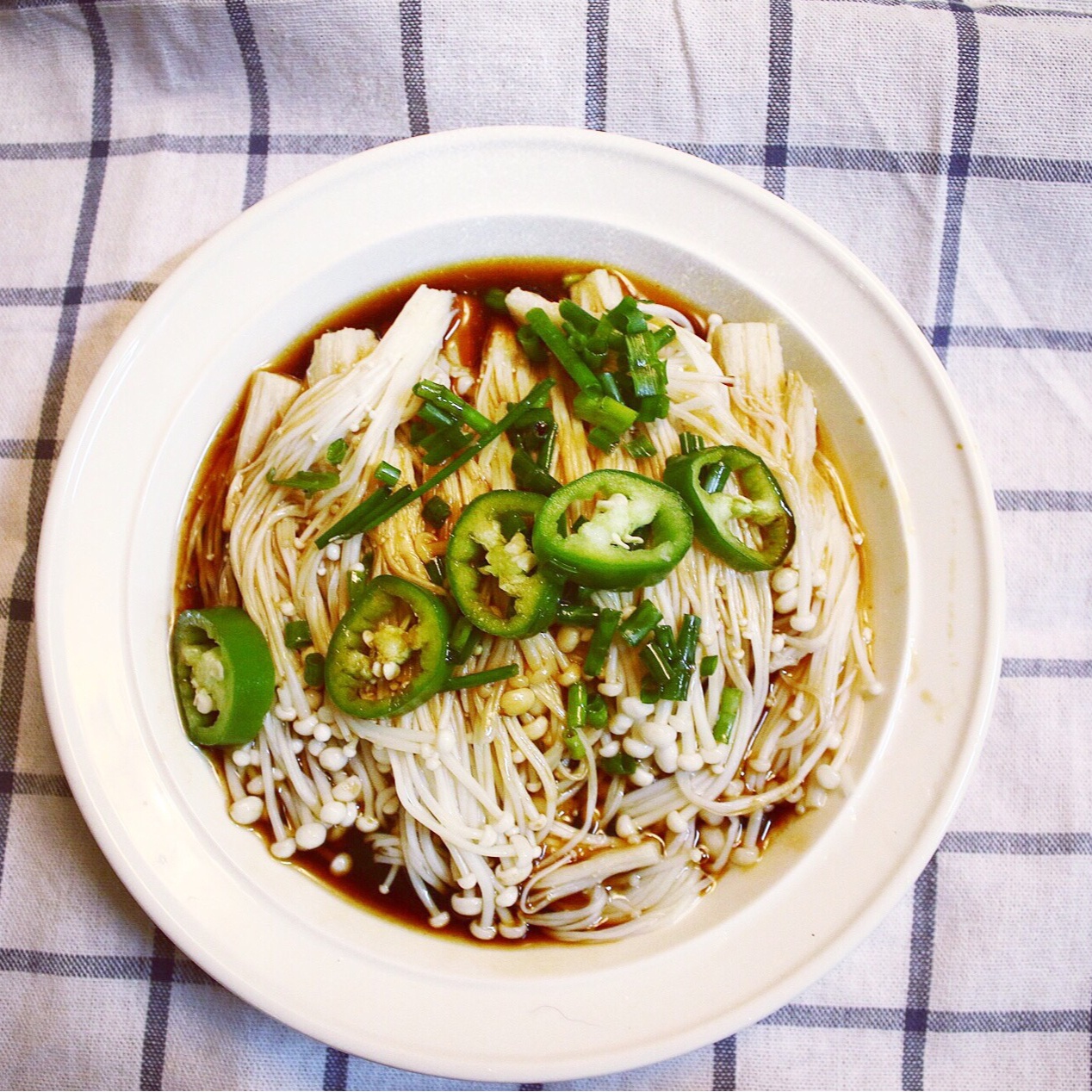 葱油金针菇——10分钟快手菜，你绝对不能错过的美味~