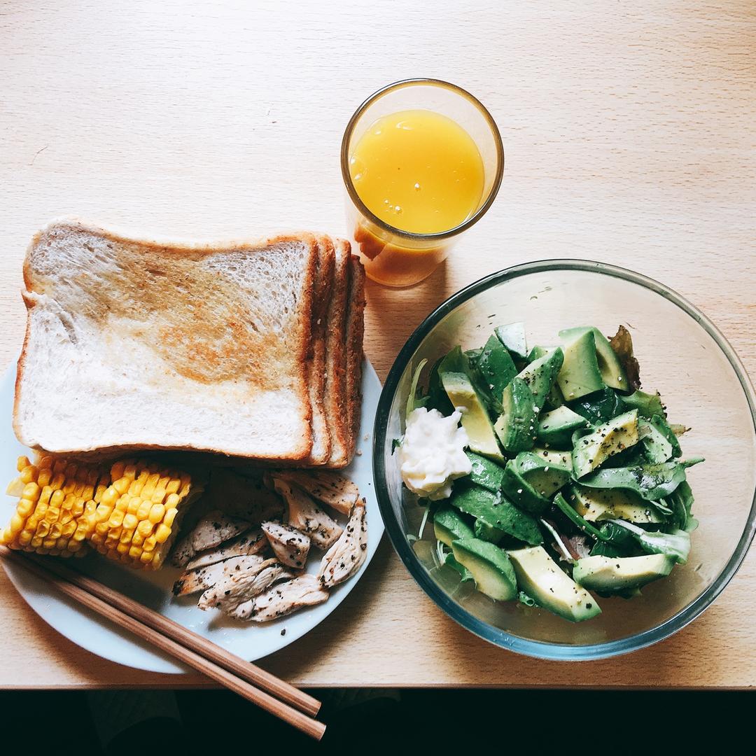 牛油果鸡蛋果蔬沙拉