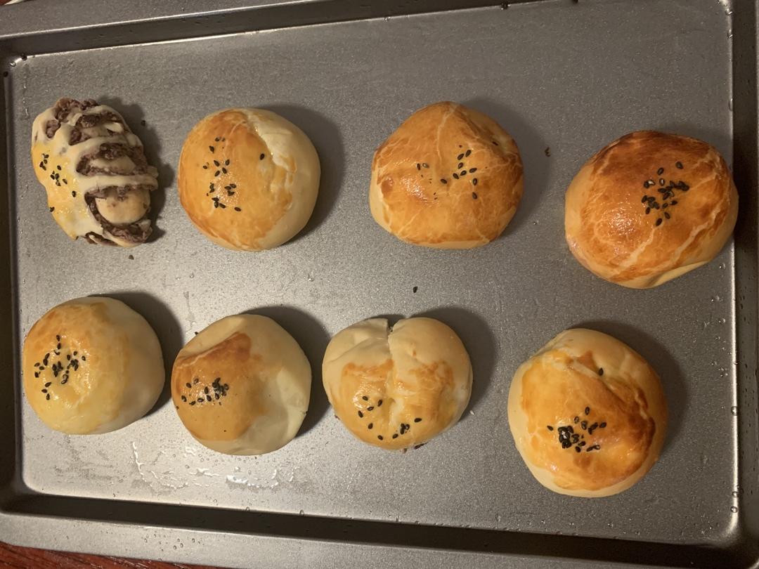 超软的奶香红豆沙面包