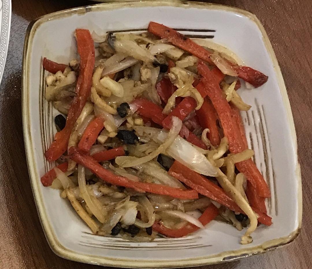 洋葱青椒炒墨鱼干