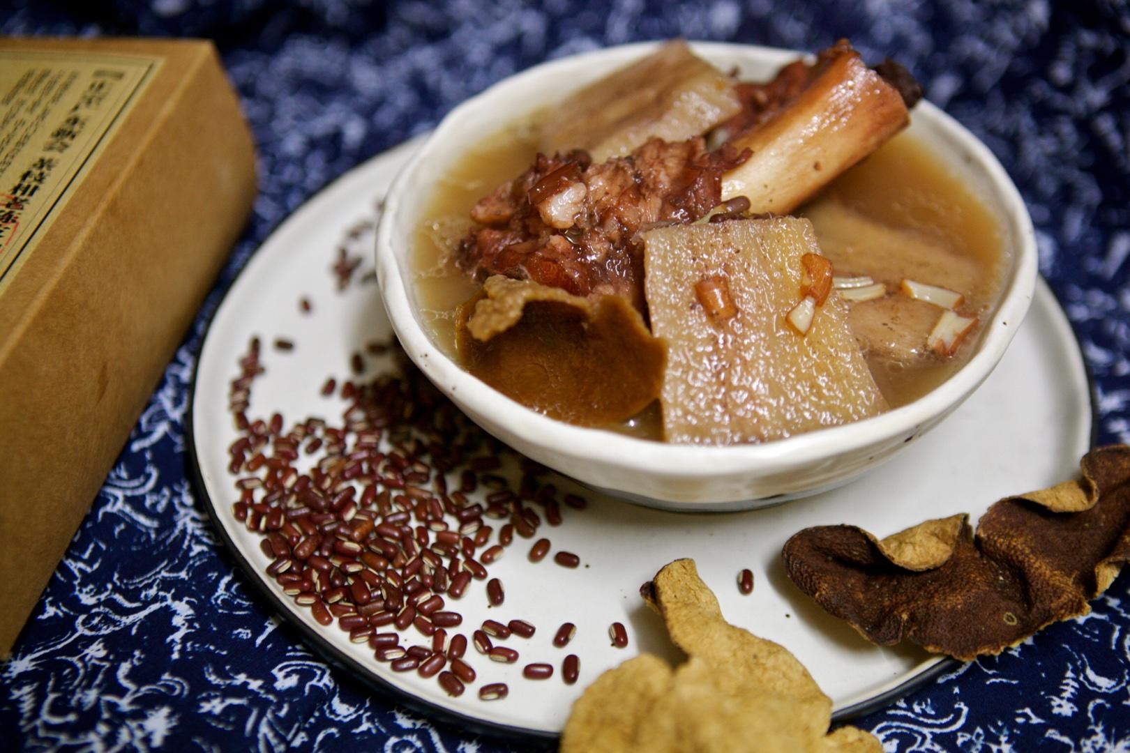 廣東老火湯--粉葛赤小豆鯪魚豬骨湯的做法