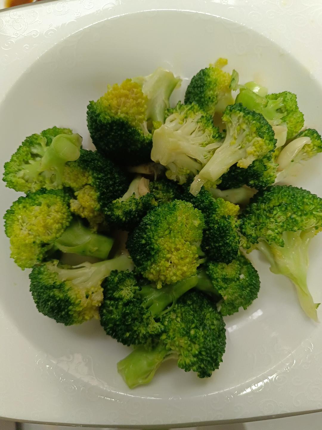 好吃到爆的耗油蒜蓉西兰花(从不修图，喜欢请关注)