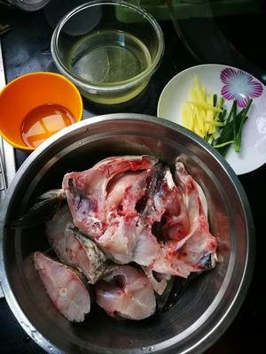 砂锅鱼头豆腐汤的做法 步骤1