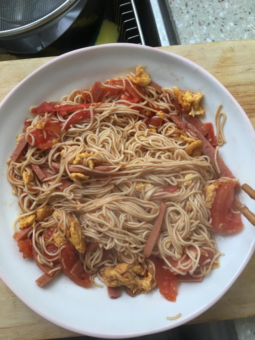 美味鸡蛋西红柿火腿炒面