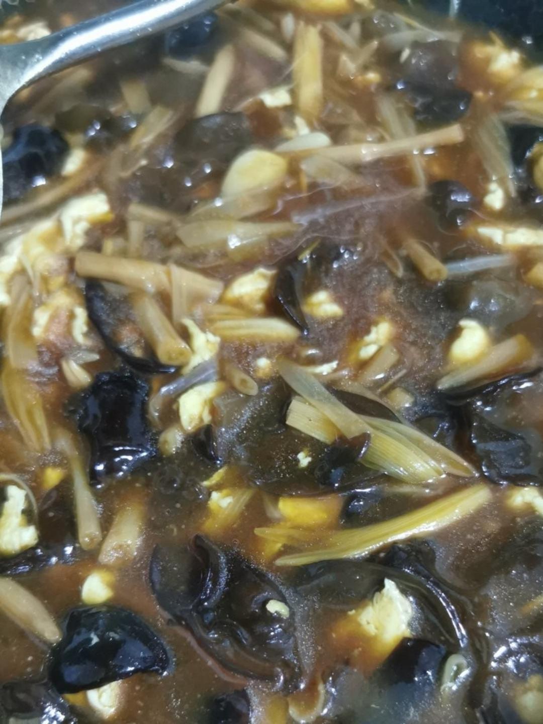 木耳鸡蛋黄花菜打卤面