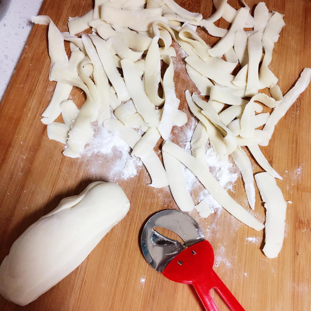 韩萧媌做的牛肉刀削面