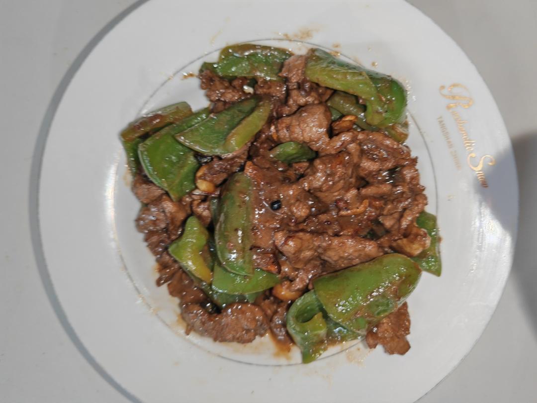 3分钟快手青椒炒牛肉，家庭版无盐无味精嫩香牛肉，我的常备菜单