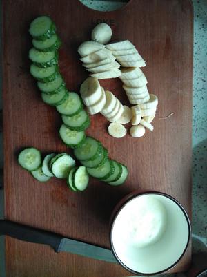黄瓜香蕉奶昔的做法 步骤2