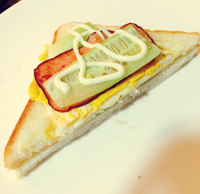 土司煎蛋 Egg-in-a-hole