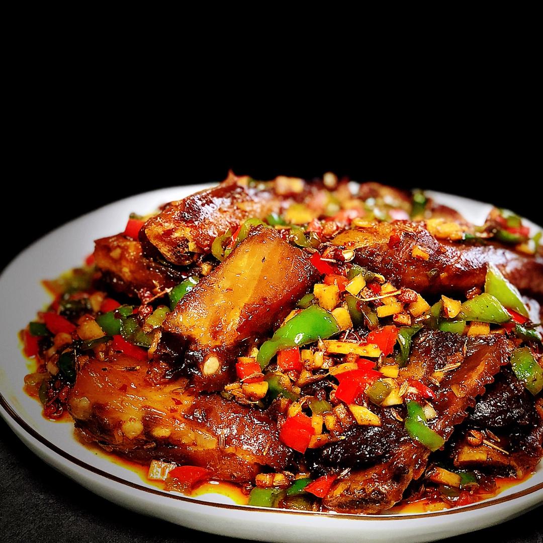 鹏妈在奔跑做的青椒腊排骨
